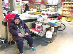 <b>郑州：96岁酱菜奶奶每天快乐出摊 不图挣钱只因开心健康</b>
