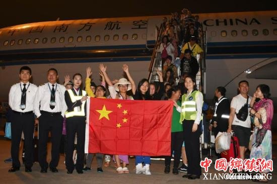 资料图：11月30日早晨5点43分许，滞留巴厘岛213名中外旅客乘CZ6066航班飞抵深圳宝安国际机场。<a target='_blank'  data-cke-saved-href='http://www.chinanews.com/' href='http://www.chinanews.com/' _fcksavedurl='http://www.chinanews.com/'></table>中新社</a>记者 陈文 摄