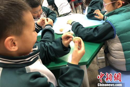 聚焦青少年防艾：中小学教育何时不再“谈性色变”