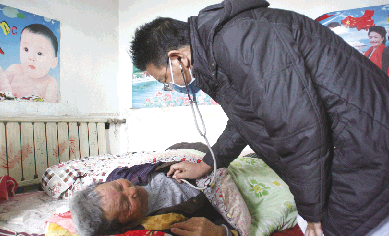 广饶县开展“医疗保健村村行”服务留守村民