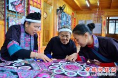 <b>广西三江：传承侗绣助增收</b>