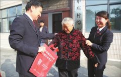 <b>河南荥阳市检察院到贫困村访贫问苦</b>