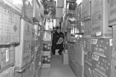 <b>烟花批发商私藏8000余箱过期烟花 当事人已被刑拘</b>