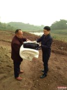 <b>四川泸州：江阳区常务副区长张程到石寨镇进行“暖冬”慰问让群众非常满意</b>