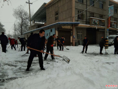 <b>陕西华州区：镇村干部扫雪忙  群众出行有保障</b>