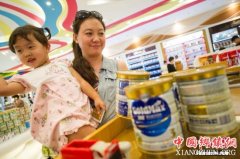 <b>史上最严奶粉新政实施 3/4企业或被淘汰出局</b>