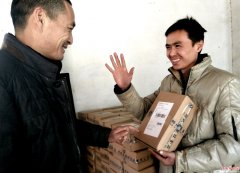 <b>山东郯城：村会计犯“网瘾”销零食  月收入超工资八倍多</b>