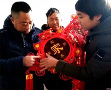 <b>山东郯城：小伙“触电”每天销售上万</b>