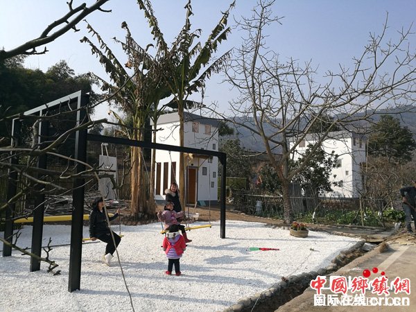 图片默认标题 图片默认标题_fororder_群众休闲地荡着秋千(摄影-韩章尧)