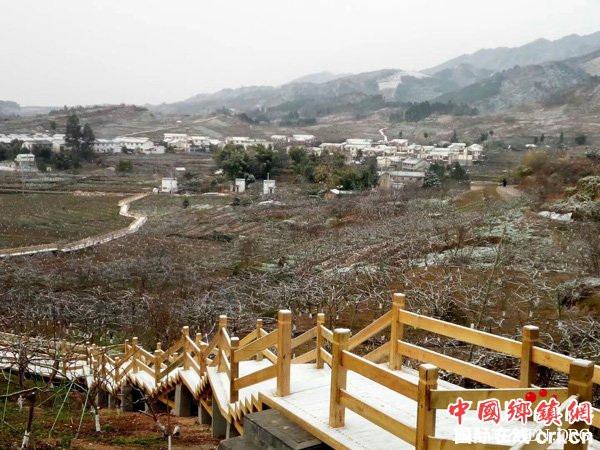 图片默认标题 图片默认标题_fororder_雪中的木制栈道和川西民居(摄影-韩章尧)