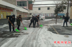 <b>安徽凤阳：大庙镇党员干部顶风冒雪把雪铲</b>