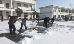 <b>安徽凤阳：大庙镇对东陵村敬老院展开除雪行动</b>