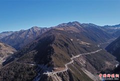 <b>让农民致富奔小康的道路越走越宽广</b>