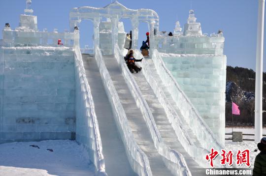 黑龙江漠河北极村冰滑梯 王景阳 摄