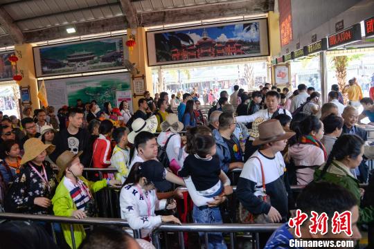 海南三亚天清气爽各大景区迎客忙