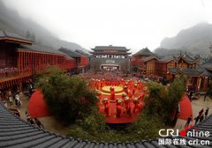 <b>贵州道真：世界最大傩文化古城上演3000人歌舞</b>
