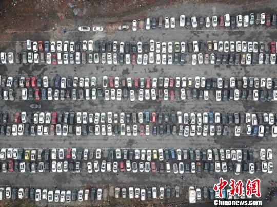古城外停车场停满了汽车。 麻正规 摄