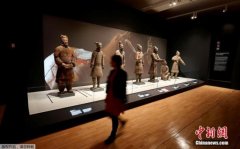 <b>四川5岁女孩触碰仿制兵马俑被砸骨折 谁该担责?</b>