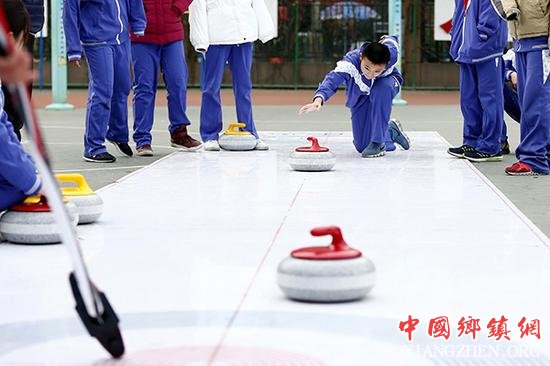 2018年1月4日，北京市中小学生冰雪运动课程展示活动暨校园冰雪运动推广普及经验交流会举行。视觉中国 资料