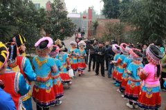 <b>合江县五通镇：踩着欢乐节拍 跳出苗家风采</b>