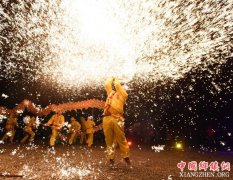 <b>四川叙永耍火龙闹元宵 铁水火花满天飞</b>