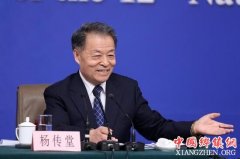 <b>杨传堂回应各地高铁之争：不可能建到所有的县和乡</b>