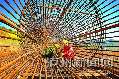 建设者正在全身心地投入工作。 记者 牟科 摄