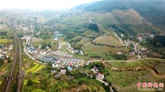 <b>广安华蓥：梨花似“春雪” 新村美如画</b>