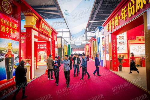 酒博会现场，八方客商云集，1200余家酒类企业参展