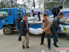 <b>亳州市房产局为亳州市谯城区华佗镇大王村贫困户送化肥</b>