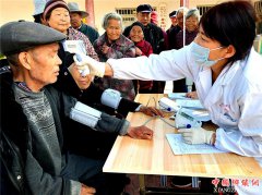 <b>山东郯城：乡医入村为十万名老年人免费查体</b>