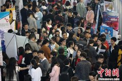 <b>毕业生初入社会要当心 职业生涯如何快速起步？</b>