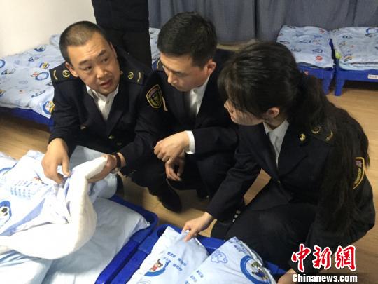 稽查执法人员在校园内开展现场执法。(吴兰／摄)