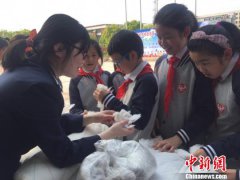 <b>安徽严查“黑心棉”“毒校服” 防流入校园</b>