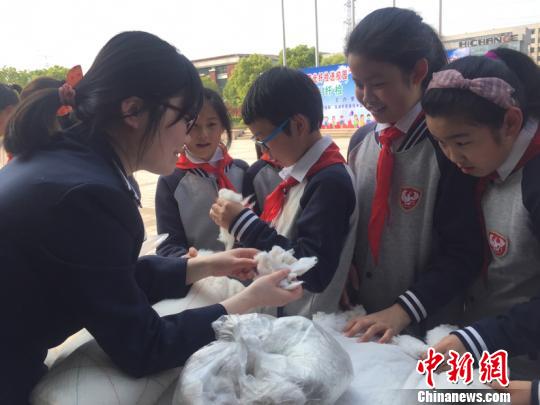 安徽严查“黑心棉”“毒校服”防流入校园