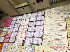 <b>贵州：4名女学霸考研成功 获96张证书铺满宿舍</b>