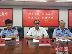 <b>游客三亚沙滩烧烤被滋扰 警方：依法从严处理</b>