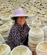 <b>山东郯城：草编“鸟巢”筑起脱贫梦</b>