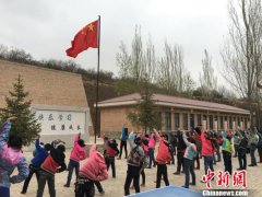 <b>甘肃庆阳“90后”教师激活乡村小学 引学生返乡上学</b>