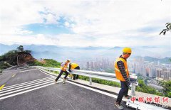 <b>农村公路装上“防护墙”</b>