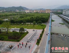 <b>浙江：昔日“垃圾河”变身美丽乡村“景观河”</b>