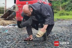 <b>宜宾：“爬行竹大伯”解决30余人就业年赚约20万</b>