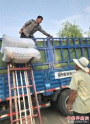 <b>山东郯城：农民“动能转换”为装运粮食添活力</b>
