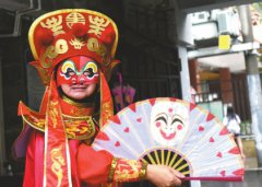 <b>成都大爷10年练就变脸绝技 称＂3天不练手就生疏了＂</b>