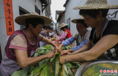 <b>浙江丽水：50人耗时13小时包出7层楼高粽子</b>