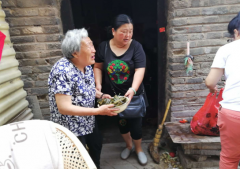 <b>安徽花戏楼社区：端午慰问老人 粽香传递温情</b>