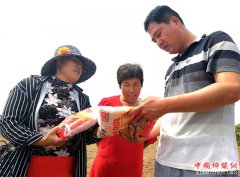 <b>郯城：农民选良种成“时尚”</b>