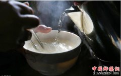 <b>最常喝的“开水冲鸡蛋” 看完表示：以后还是吃煮鸡蛋吧！</b>