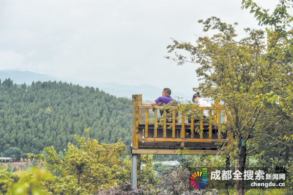 市民在步道休息区小憩