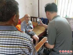 <b>湖南衡南县人社局泉湖保障服务站为敬老院老人帖心服务</b>
